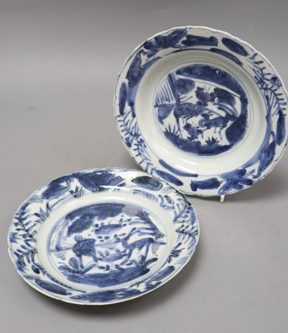 A pair of Chinese Kraak blue and white plates, Ming, diameter 20.5cm